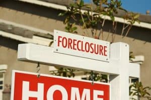 Foreclosure,Real,Estate,Sign,In,Front,Of,House.