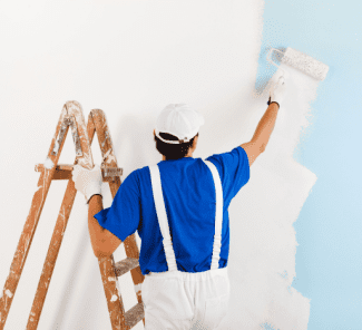 Man painting wall Shutterstock_376837156